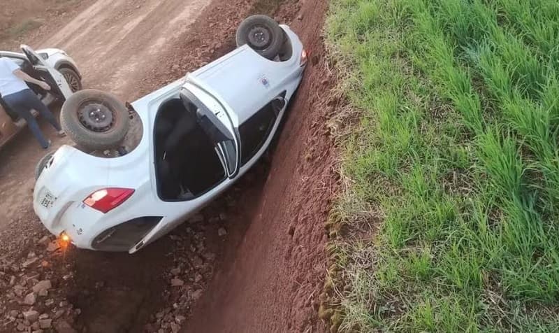Árbitro desmaia ao levar surra em futebol, é socorrido e carro capota