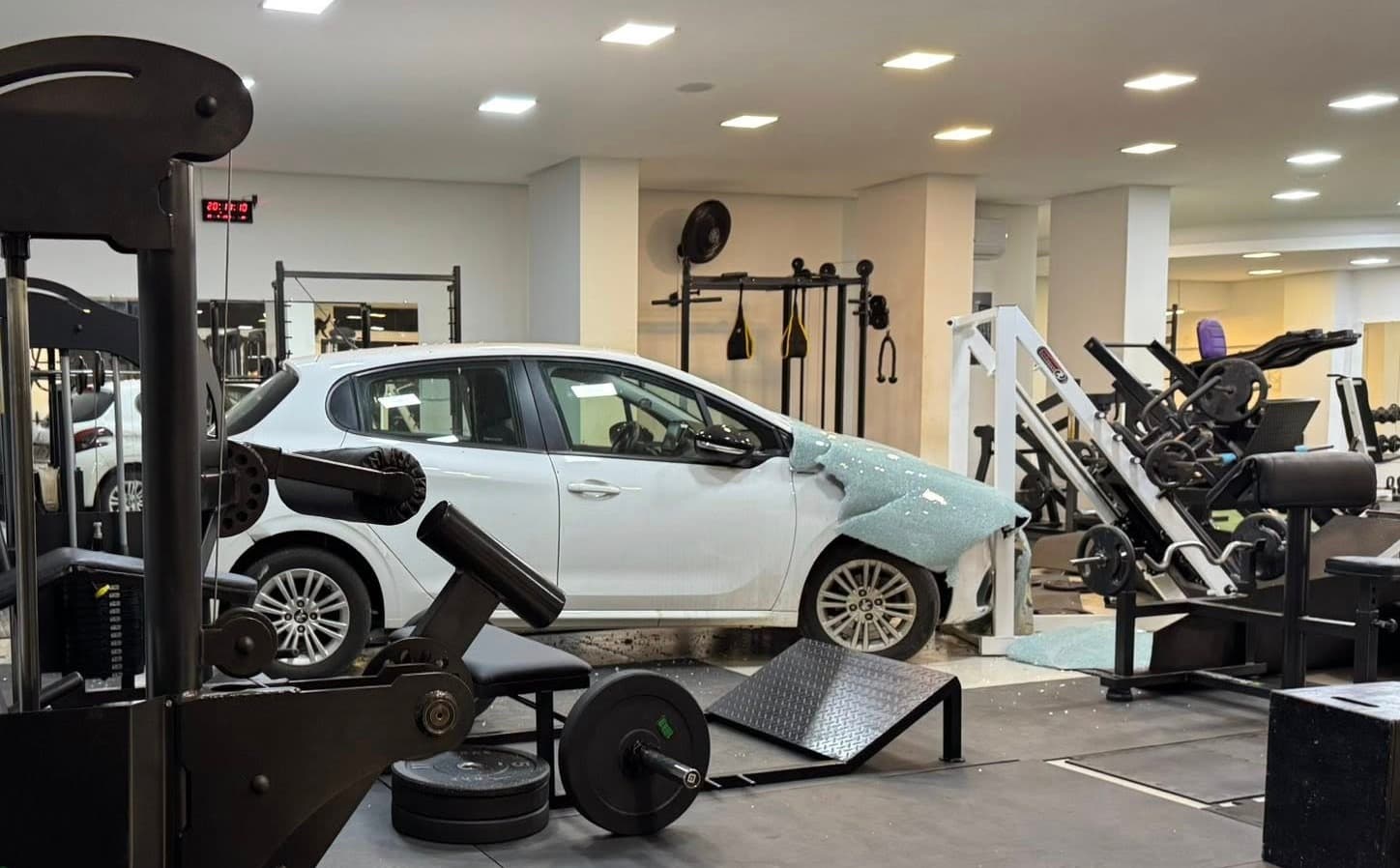 Automóvel parou em frente a equipamento de musculação (Foto: Andrei Grave)