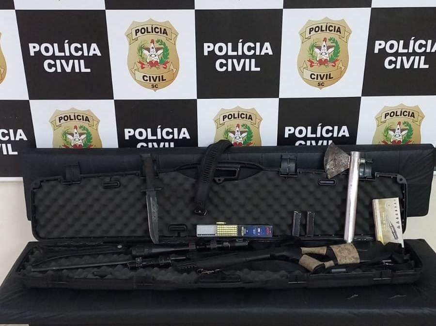 Arma, faca e balas apreendidas com suspeito de assalto em Chapecó  (Foto: Polícia Civil)