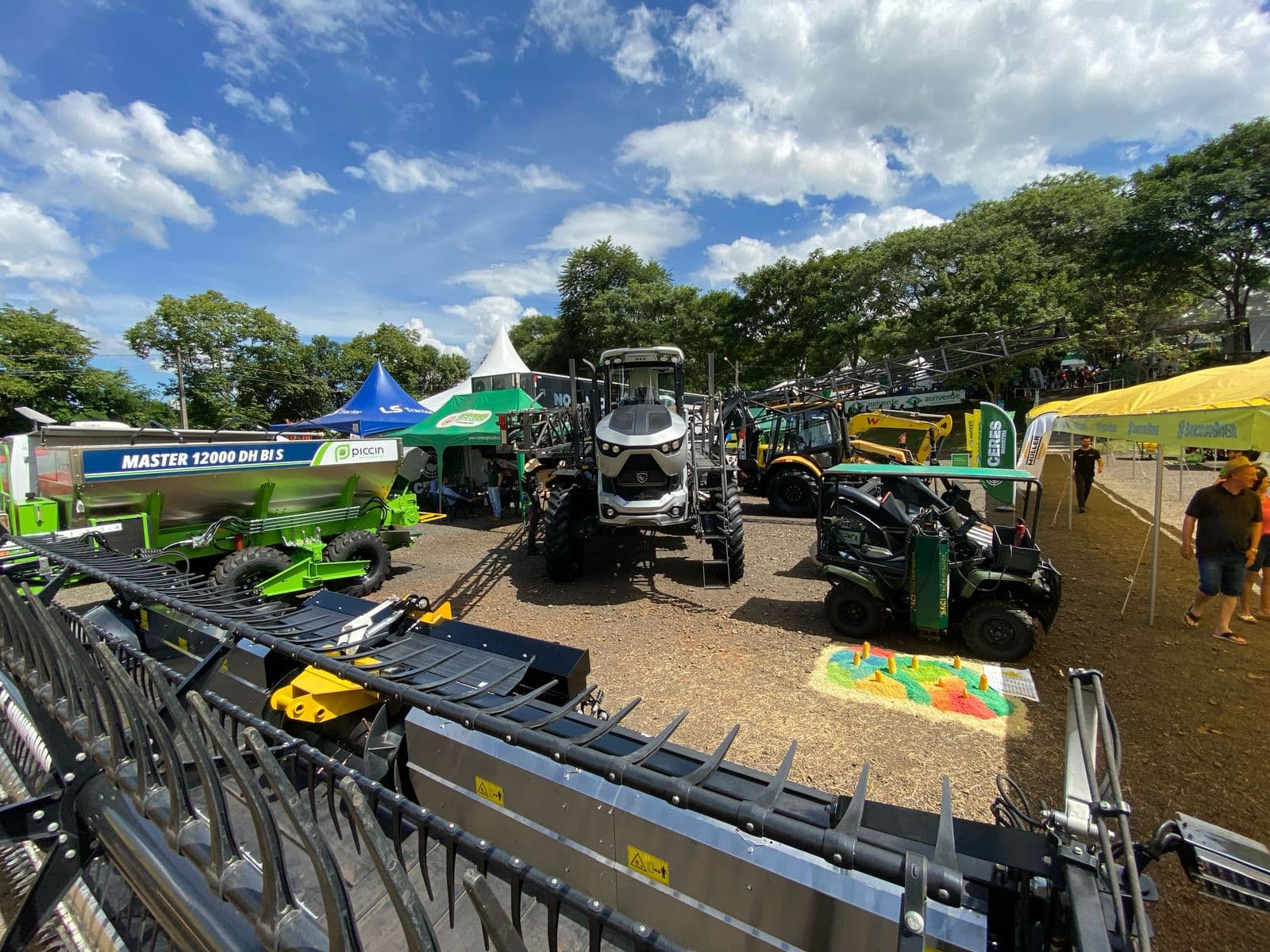 Grandes máquinas e tecnologia de ponta são a marca da Ceres Agricultura