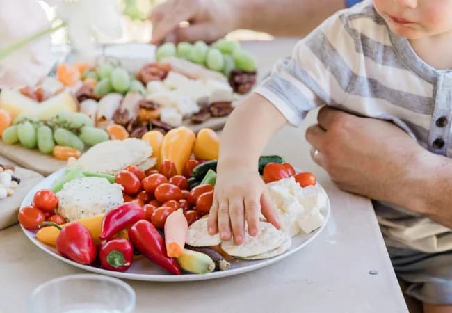 Cuidados na alimentação ainda quando crinaça é fundamental para o crescimento saudável (Foto: Reprodução/Internet)