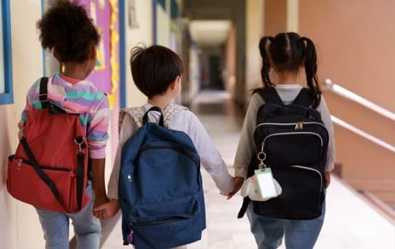 Crianças voltam para às salas de aula no dia 10 de fevereiro (Foto: GettyImages)