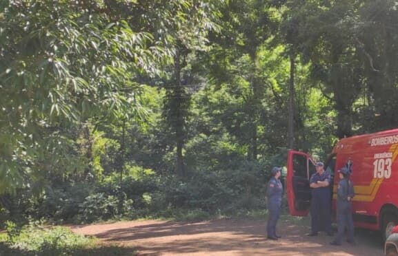 Poste desaba sobre trabalhador que mexia em cabo de internet