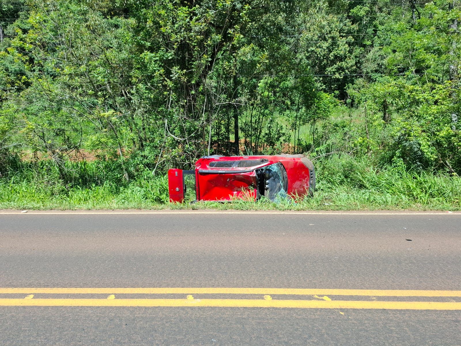 Uno capota no Oeste e condutora busca socorro por conta própria