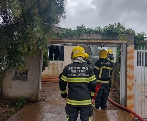 Bombeiros usaram 500 litros para combater às chamas (Foto: Corpo de Bombeiros)