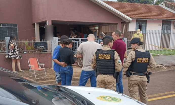 Adolescente acha mãe morta; bebê de 2 anos chorava ao lado