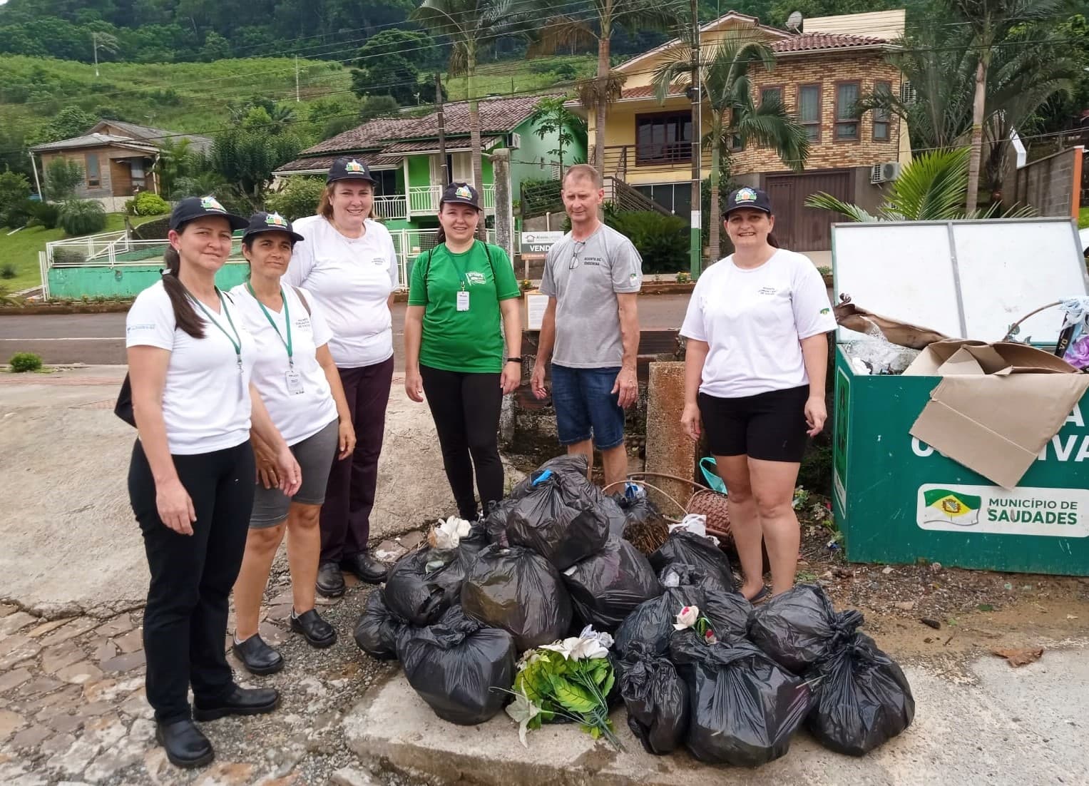 Equipe da Saúde realizou mutirão de limpeza no cemitério após feriado de Finados  (Foto: Ascom Saudades)