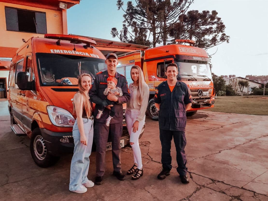 Maicon e a recém-nascida que salvou (Foto: Corpo de Bombeiros)
