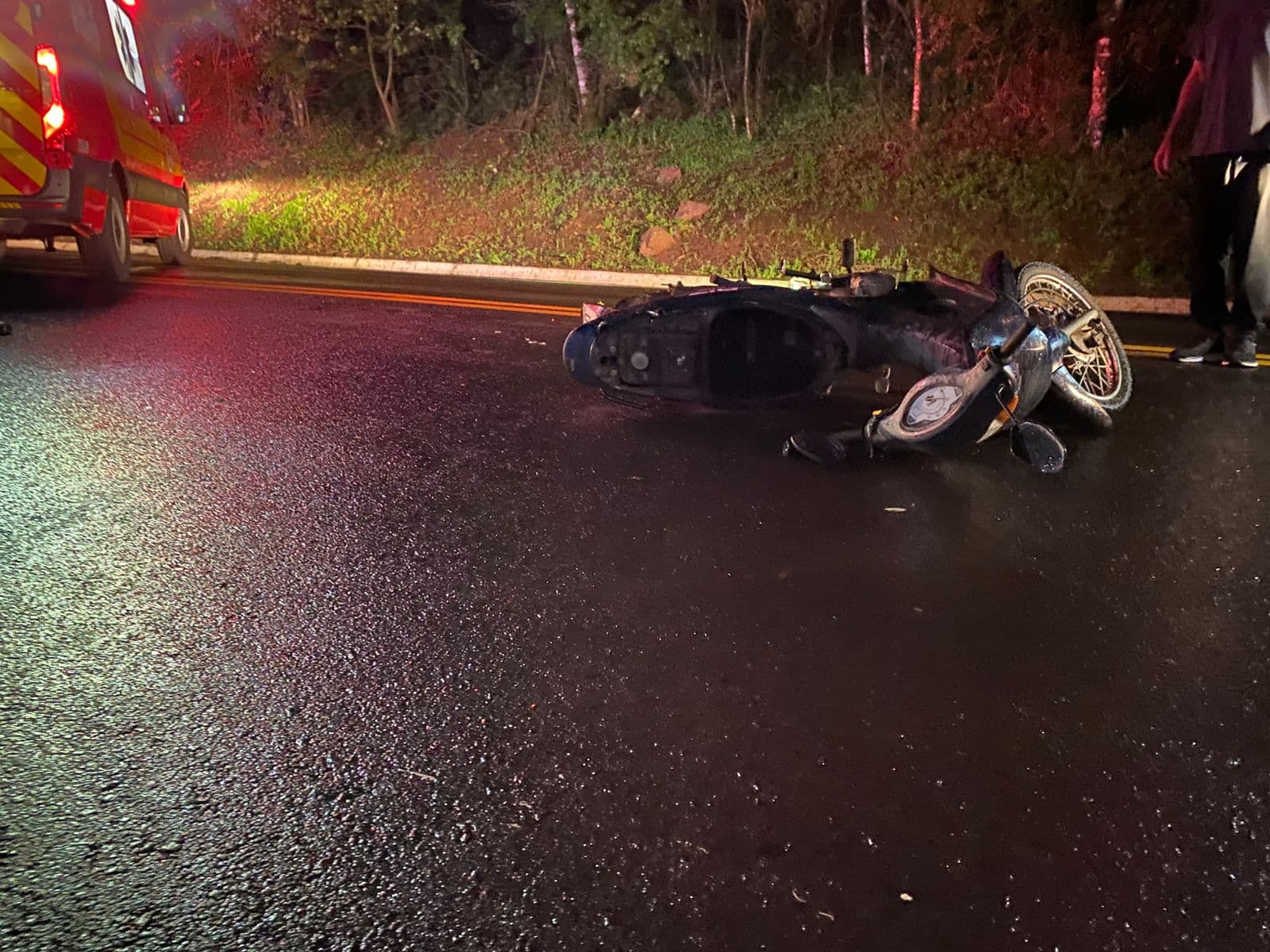 Motociclista fica ferido em queda na BR-282 (Foto: Felipe Eduardo Zamboni)