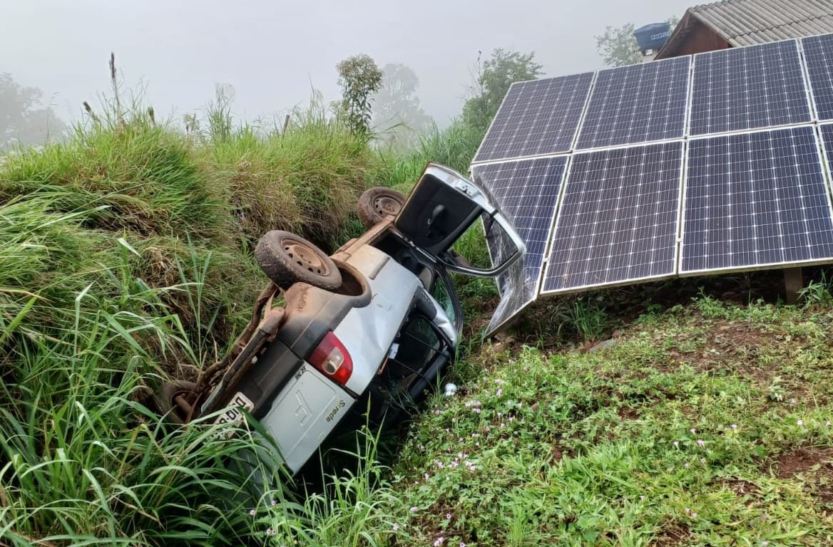Motorista ficou com a cabeça próximo a porta (Foto: Corpo de Bombeiros)