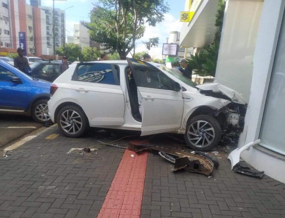 Mulher de 61 anos dirigia o automóvel (Foto: Redes Sociais)