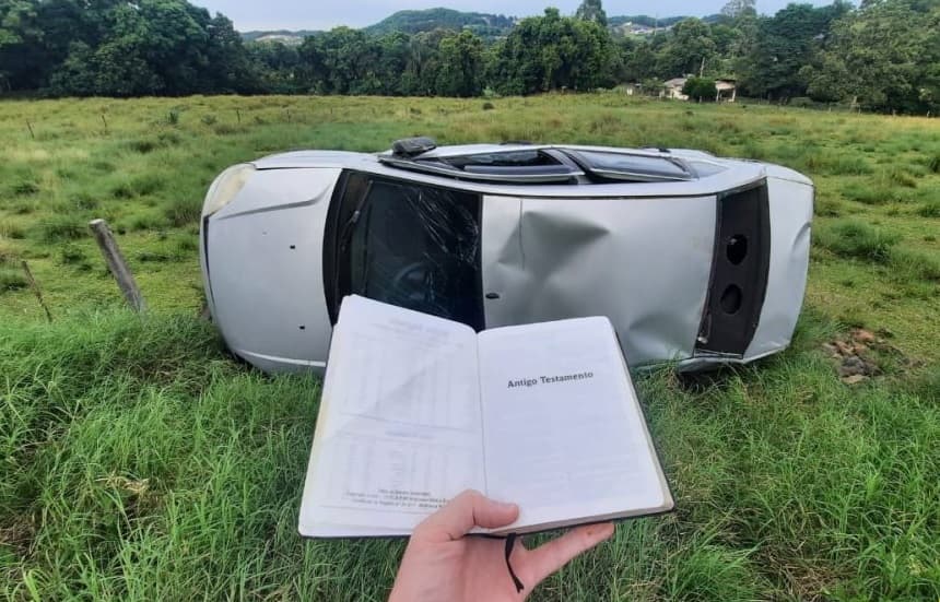 Bíblia é achada ao lado do veículo retorcido