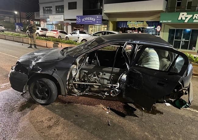 Carro usado por suspeito ficou destruído (Foto: Polícia Militar)