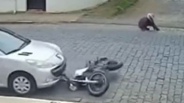 Motociclista ficou longe do veículo que conduzia (Foto: Reprodução)