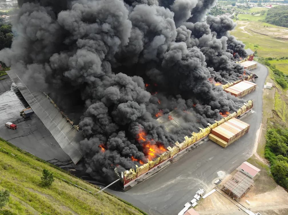 Incêndio atingiu galpão em Brusque (Foto: Corpo de Bombeiros)