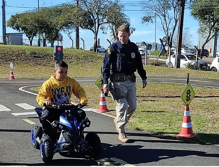 Crianças aprendem sobre o trânsito se divertindo (Foto: PRF)