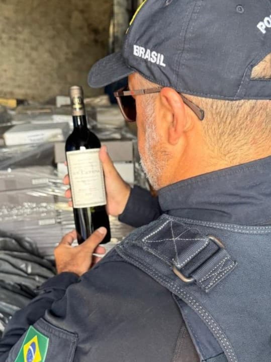 PRF apreende mais de três mil garrafas de vinho na BR-153 em Concórdia