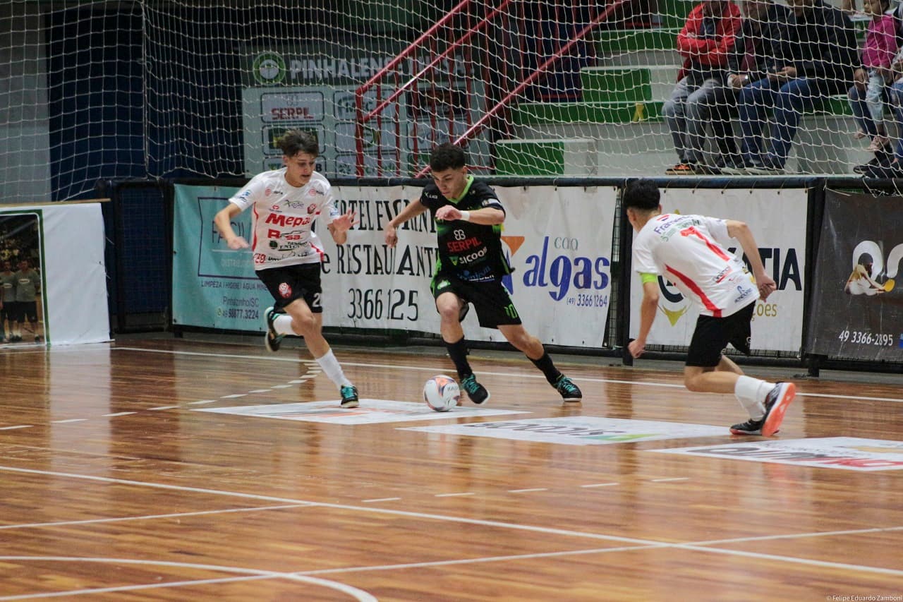 No jogo em Pinhalzinho este ano os gols saíram apenas no segundo tempo (Foto: Felipe Eduardo Zamboni)