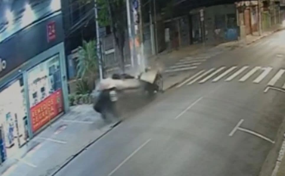 Carro partido ao meio; ocupantes saem caminhando