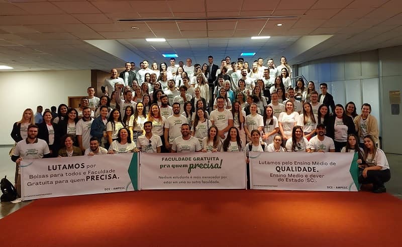 Estudantes cobram igualdade para a distribuição de recursos em bolsas de estudo  (Foto: Veruska Tasca )