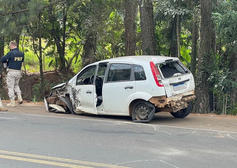 Veículo danificado em acidente na BR-282 (Foto: Henrique Paulo Koch)