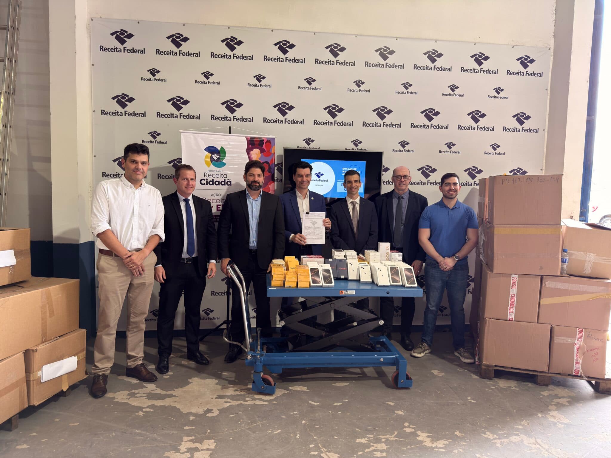 Receita Federal entrega 4 mil smartphones à Polícia Civil de SC para ações contra violência doméstica