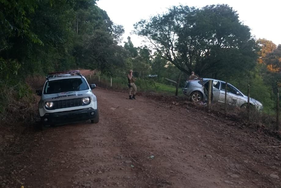 Meliante rouba carro e transforma SC-160 em "palco de corrida"