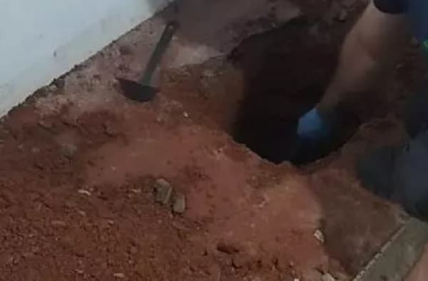Recém-nascida é achada enterrada na cozinha de casa