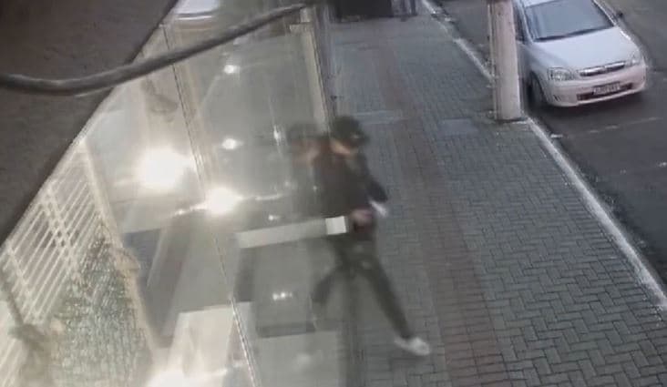 Suspeito levou caixinha e não celular (Foto: Divulgação / Câmera de segurança)