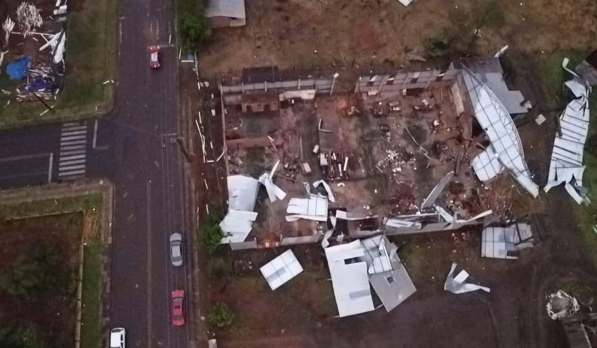Tornado provoca destruição na região