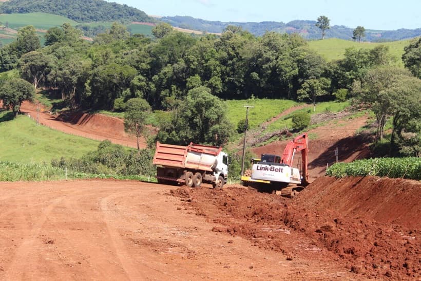 Asfalto vai facilitar o escoamento da produção dos municípios  (Foto: Prefeitura de União do Oeste )