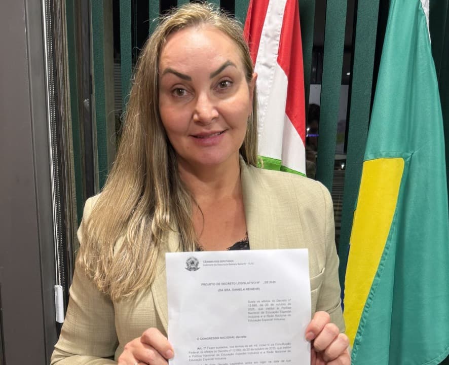 Daniela Reinehr protocola PDL que susta decreto e defende permanência das APAEs e escolas especializadas