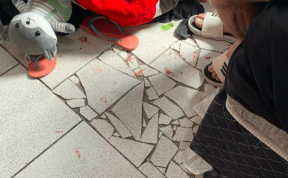 Sangue no chão, resume confusão (Foto: Polícia Militar)