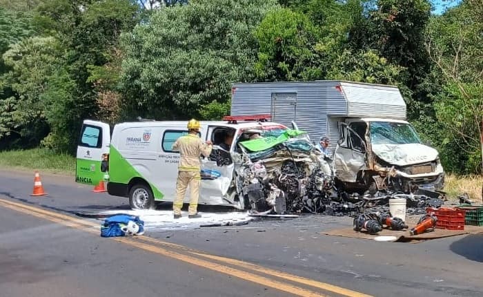 Veículo de emergência ficou destruído (Foto: Divulgação)