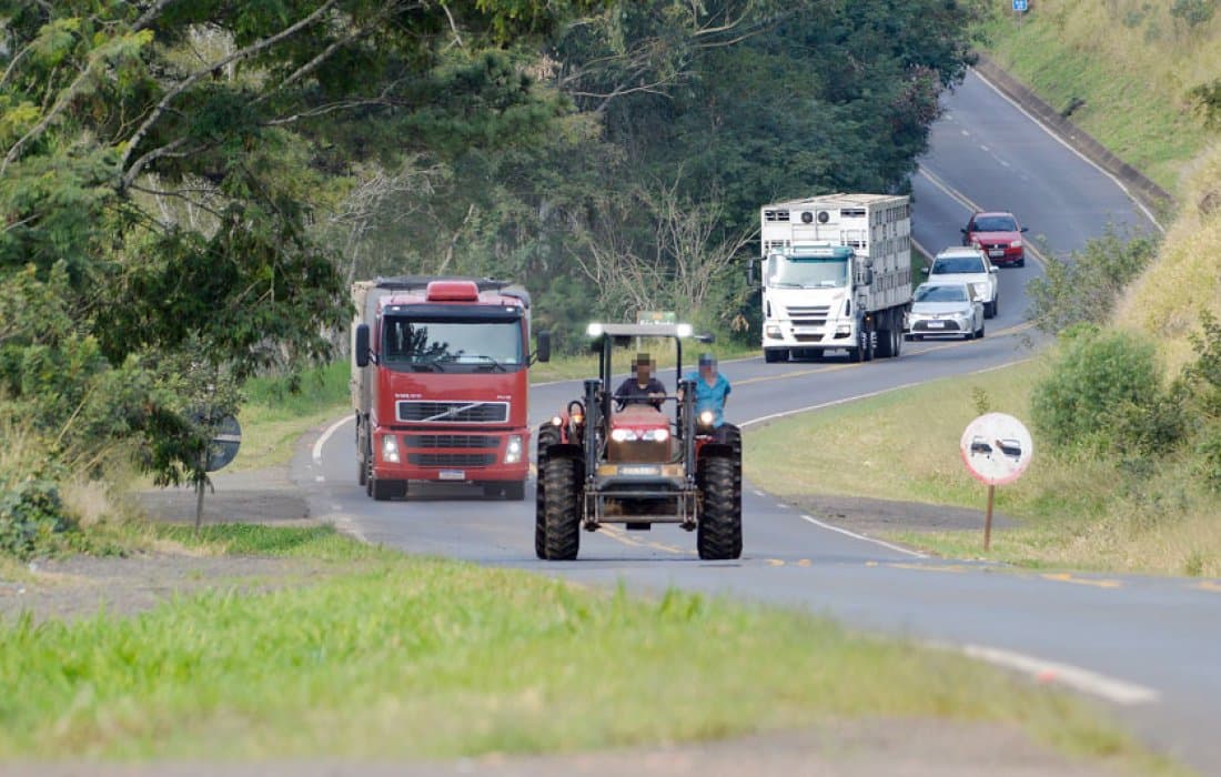 Tratores e maquinários trafegando em rodovias exigem cuidado (Foto: Divulgação)
