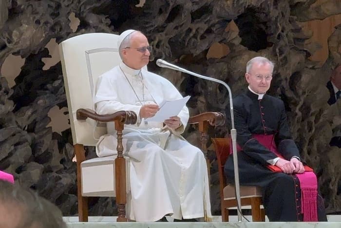 Em sua primeira fala com a imprensa, Papa Leão XIV clama pelo fim da "guerra de palavras"