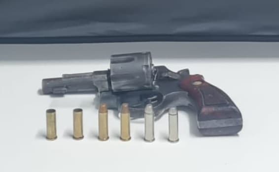 Revólver usado no crime (Foto: Polícia Militar)