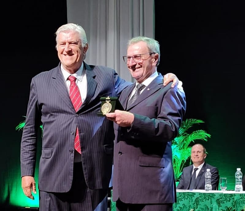 Entrega da medalha foi na noite desta quinta-feira, em Chapecó  (Foto: RCO)