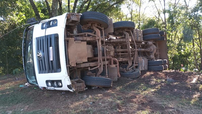 Caminhão de leite capota em Pinhalzinho