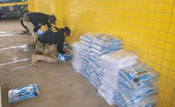 PRFs tiveram trabalho para abrir as embalagens (Foto: Divulgação)
