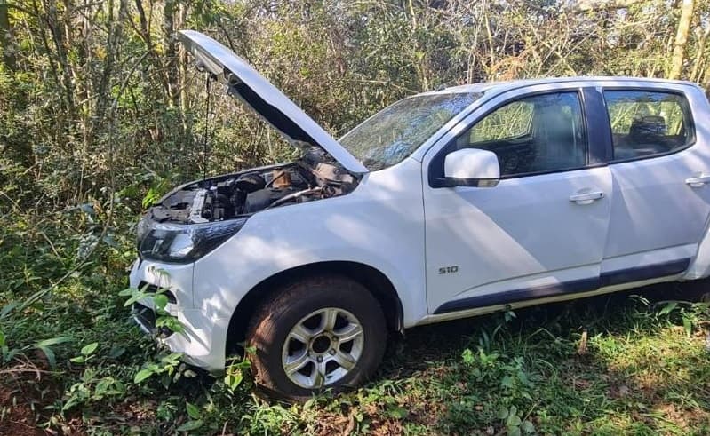 Utilitário dentro de mata fechada (Foto: Polícia Civil)