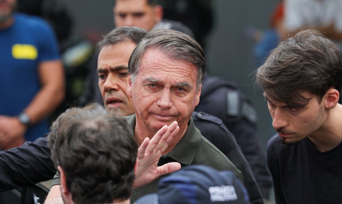 Moraes mantém prisão domiciliar de Bolsonaro e cita risco de fuga e descumprimento de medidas