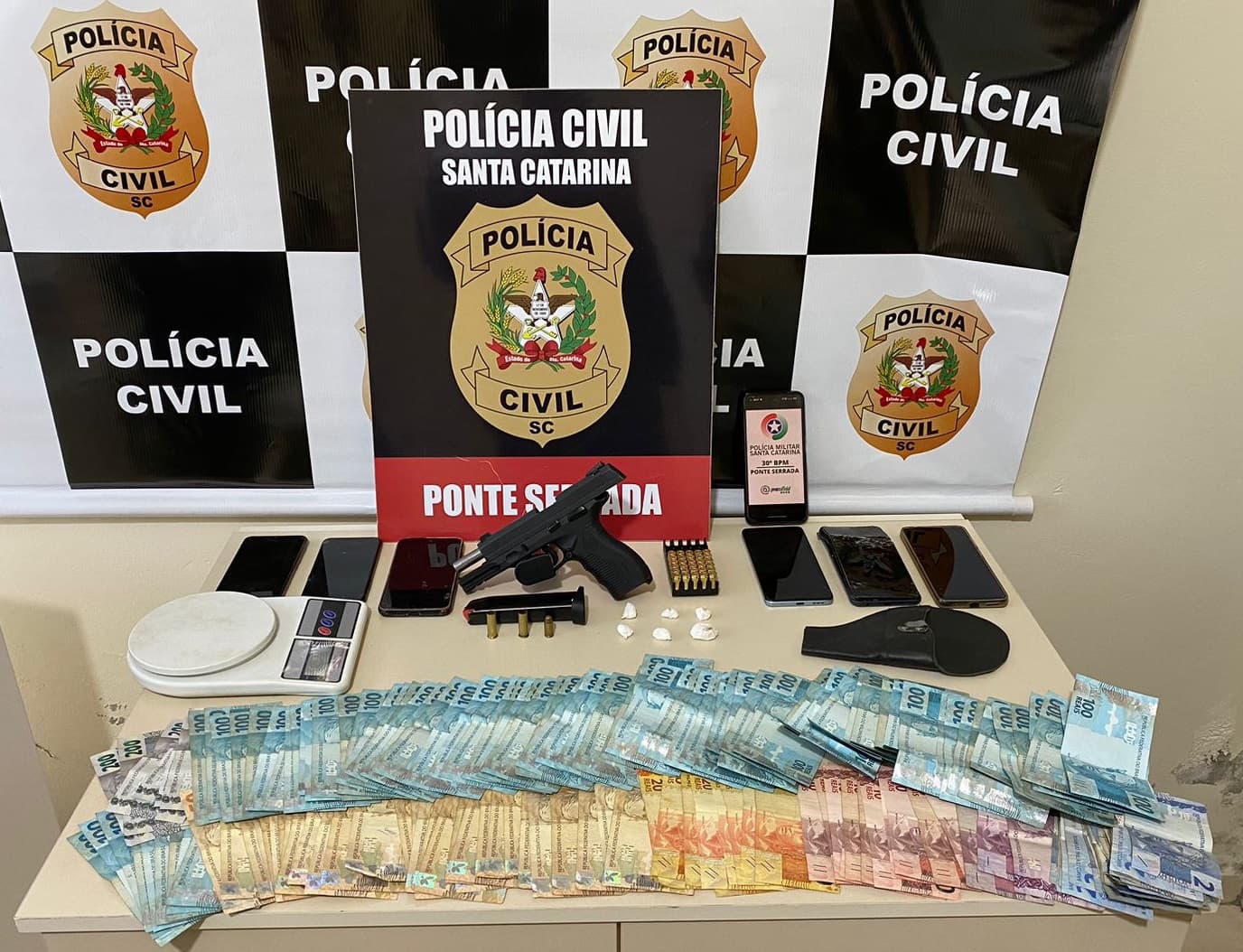 Dinheiro em espécie foram apreendidos (Foto: Polícia Civil)