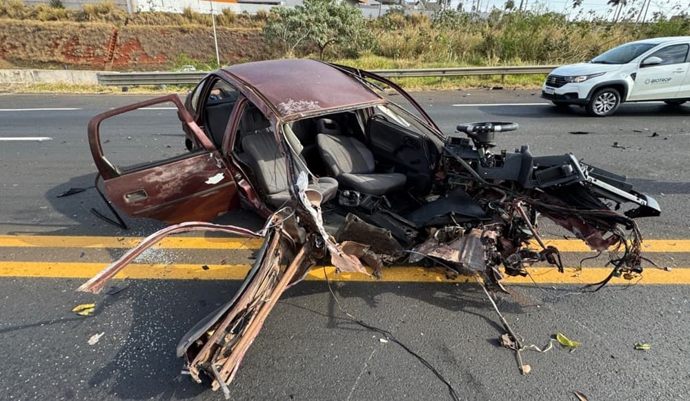 Sapato perdido... motor arrancado: ocupante fica grave em forte batida