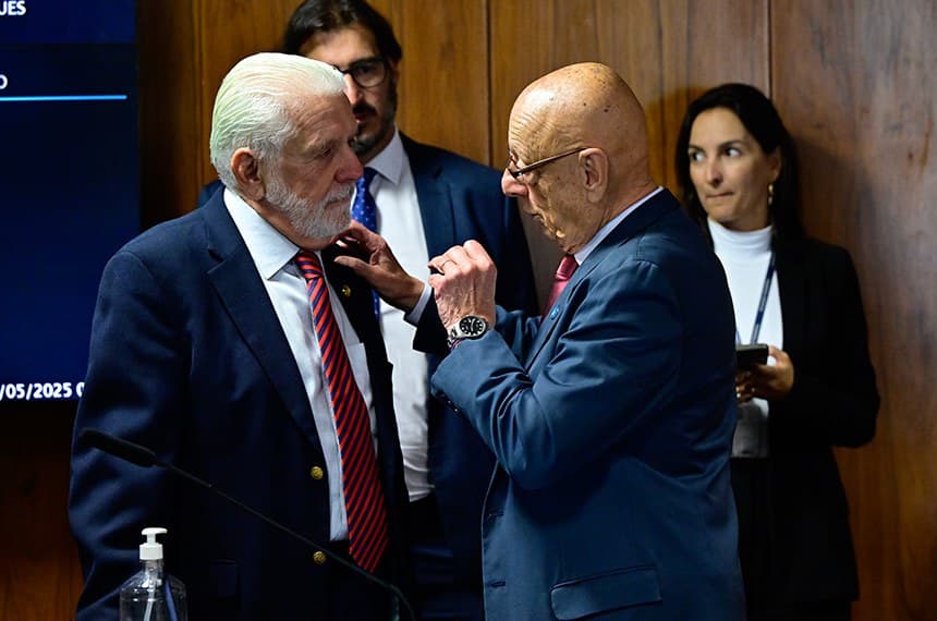 Autor de PDL que susta decretos presidenciais, Esperidião Amin conversa com líder do governo, Jaques Wagner (Foto: Geraldo Magelay/Agência Senado)