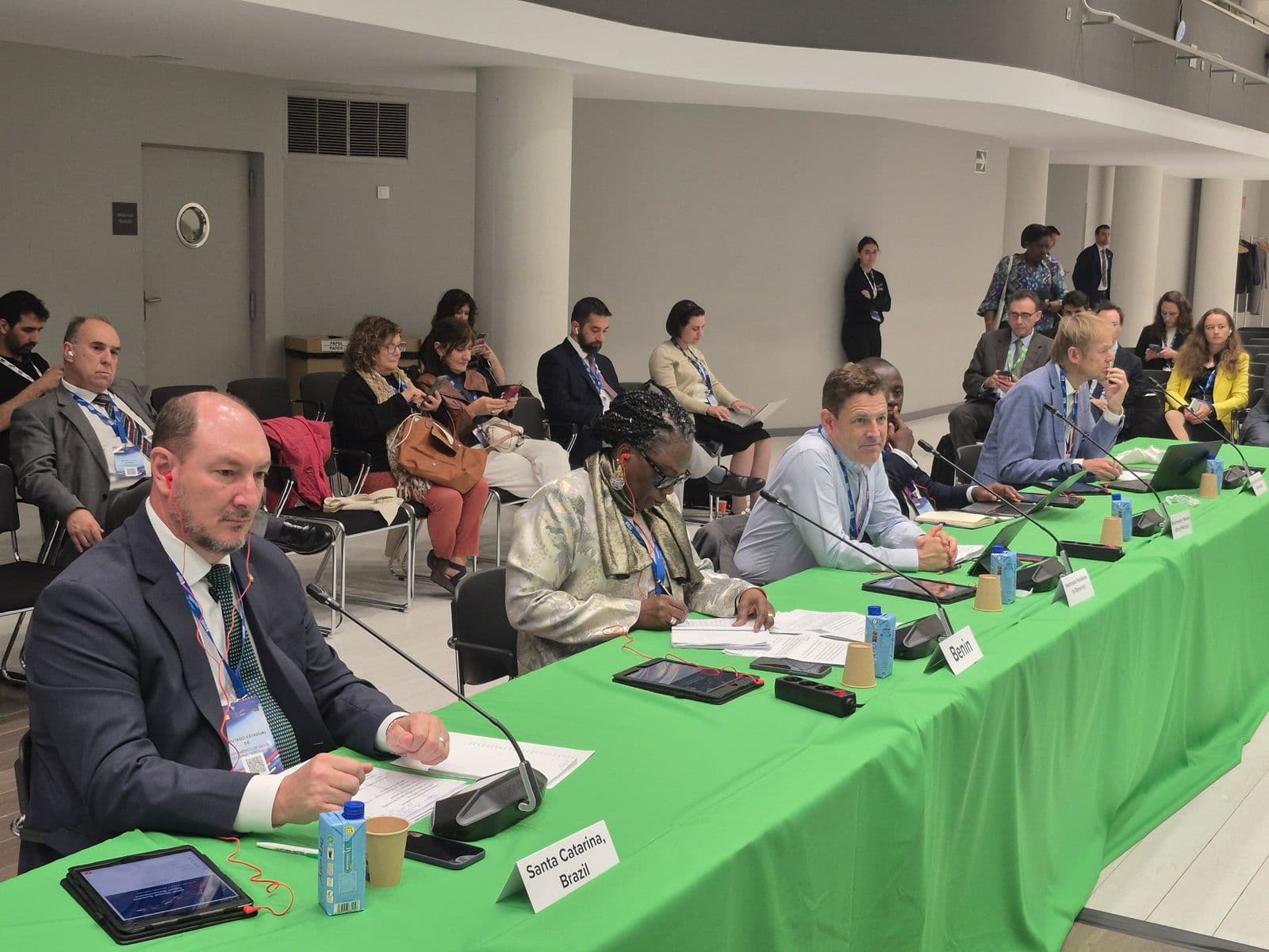 Deputado Mauro De Nadal representa Alesc e apresenta modelo de Parlamento participativo em cúpula global na Espanha