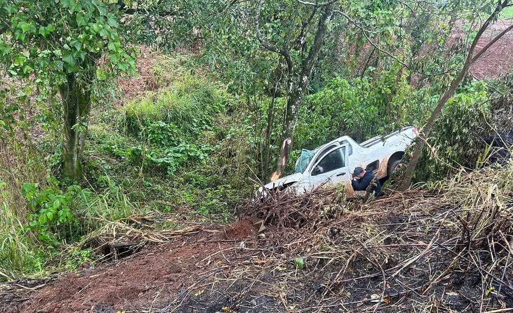 Carro saiu da pista e bateu em uma árvore  (Foto: Gilmar Bortese)