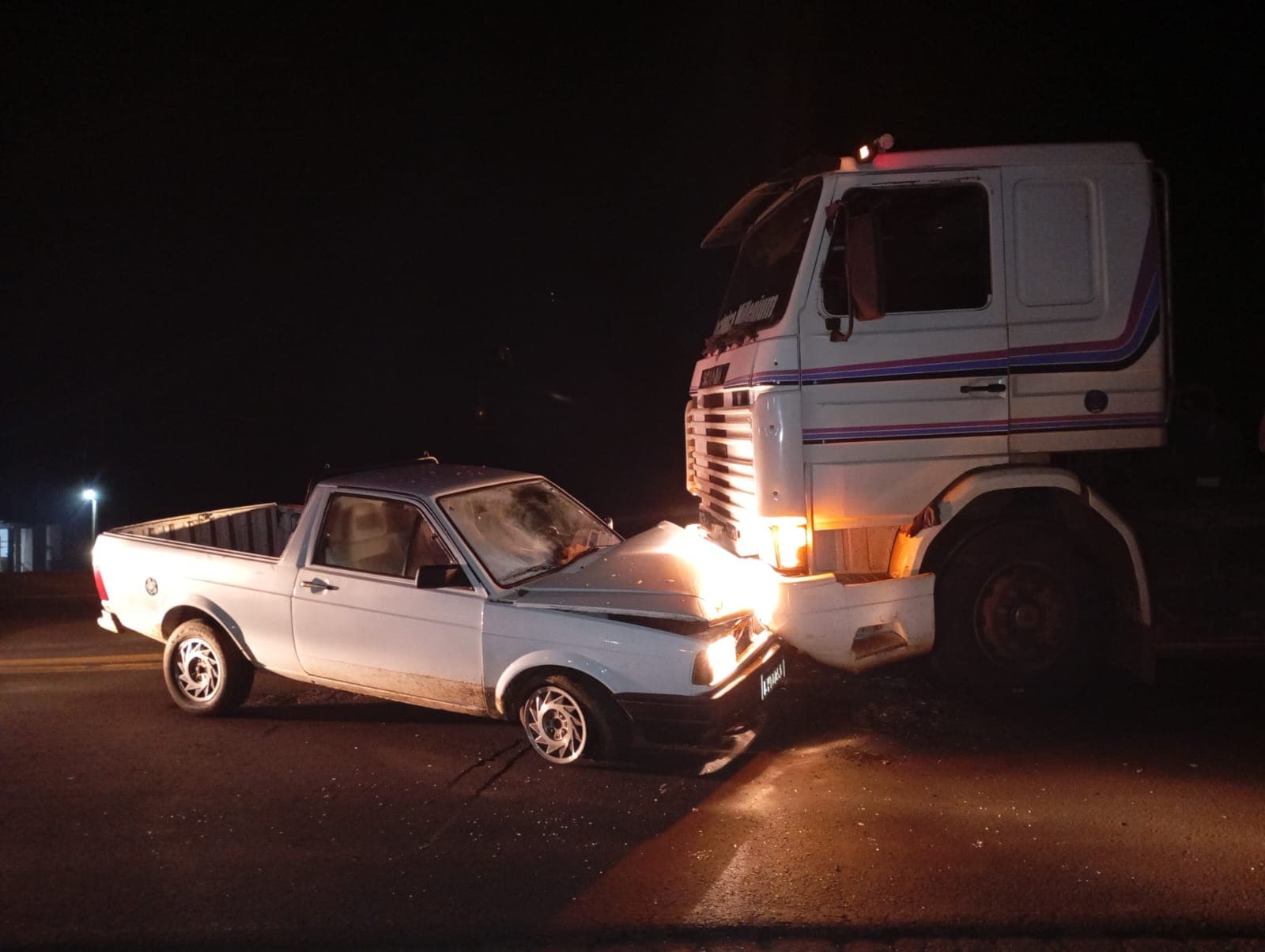 Scania e saveiro batem de frente e idoso fica ferido