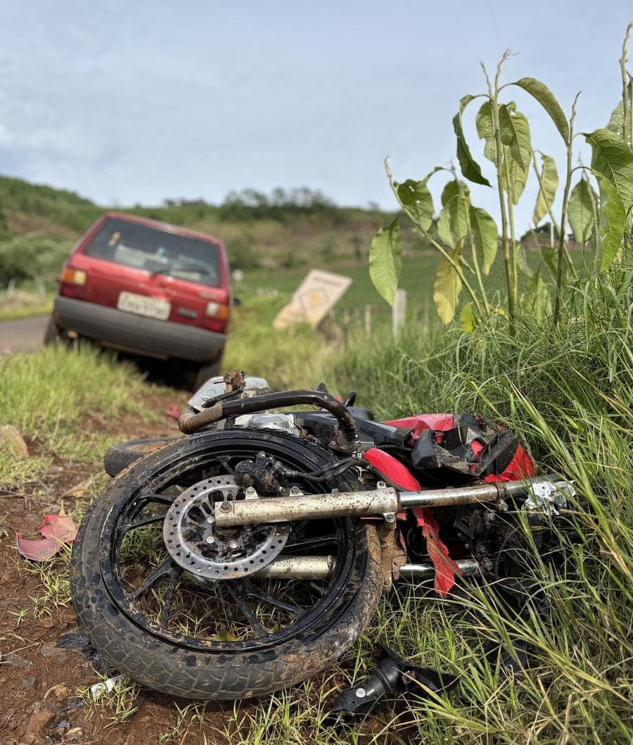 Motociclista fica ferido ao ser arremessado contra para-brisa de Uno