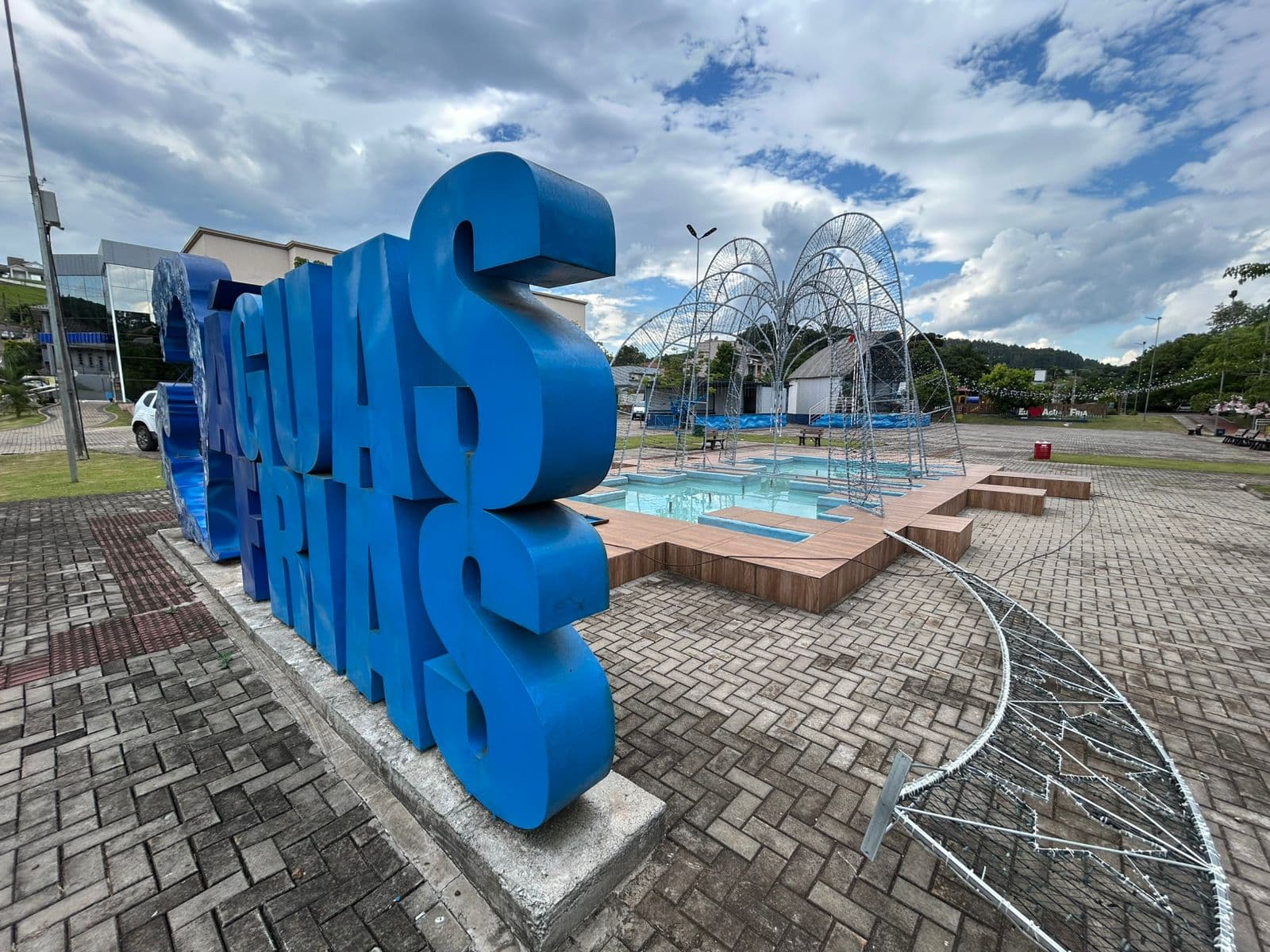 Praça Armando Zanella recebe decoração natalina  (Foto: Gilmar Bortese)